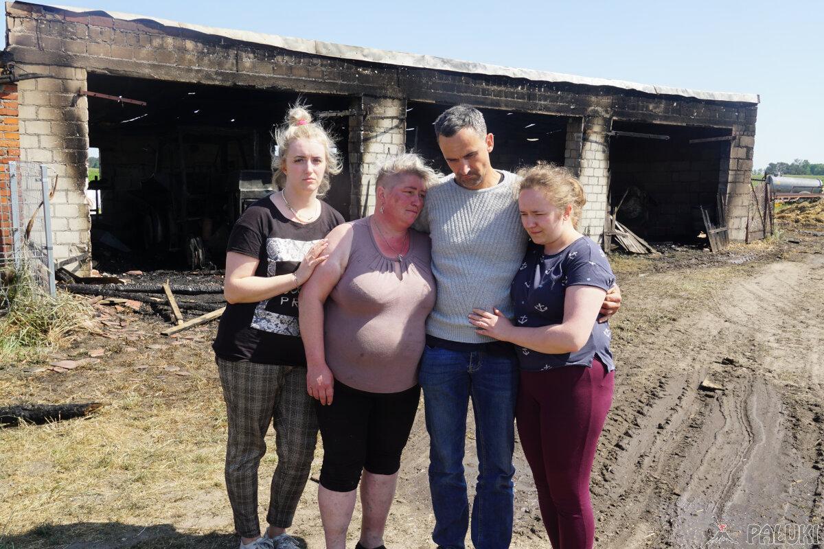 Rodzina jest w głębokim szoku, ale wzajemnie udzielają sobie wsparcia. Na zdjęciu od lewej Monika - starsza córka, pani Agnieszka i pan Tomasz - właściciele gospodarstwa oraz druga ich córka, Agata, której ślub i wesele miało się odbyć w przyszłą sobotę. Na zdjęciu nie ma synów. Młodszy został zabrany do rodziny, by nie patrzył na to, jak wygląda obejście po dramacie. Natomiast starszy, Bartek był zajęty w gospodarstwie. fot. Karol Gapiński