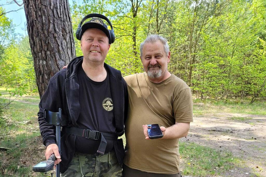 Marek Strzyżewski z wykrywaczem metali i Andrzej Kata z odnalezioną obrączką fot. z archiwum Stowarzyszenia Historyczno-Archeologicznego Bractwo