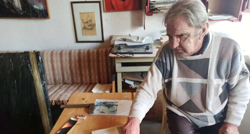 Jerzy Marosz w swojej pracowni malarskiej, która mieści się tuż obok jego domu rodzinnego, przy ulicy Kolejowej w Rogowie  fot. Justyna Wojciechowska