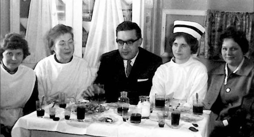Imieniny dr. Stanisława Krzysia w przychodni pod lipami. Od lewej Danuta Wawrzyniak, Monika Reinke, doktor Stefan Janicki - dyrektor szpitala w Szubinie, który odwiedził podległą sobie placówkę i świętującego imieniny jej kierownika, Daniela Mazur i Regina Dziennik. fot. z archiwum Danieli Mazur