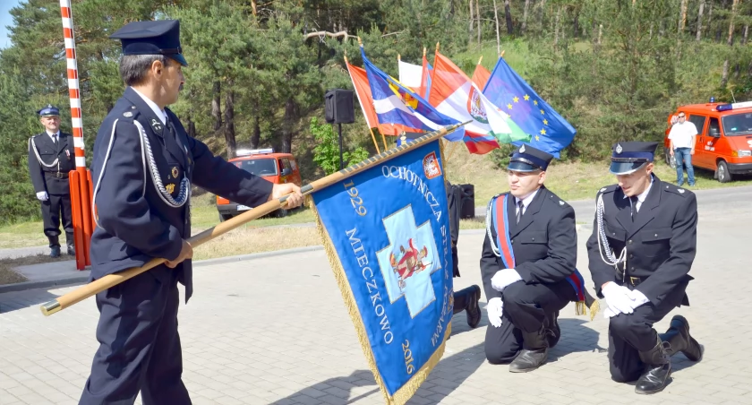 Strażacy z OSP Mieczkowo otrzymali sztandar fot. Robert Nowicki