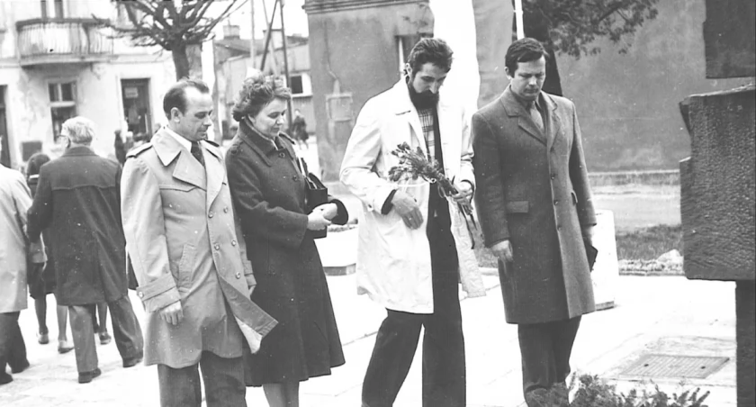 Składanie kwiatów 3 maja 1982 roku: od prawej: Andrzej Wybrański, Henryk Tokarz, Krystyna Krzemińska, Stanisław Raczyński