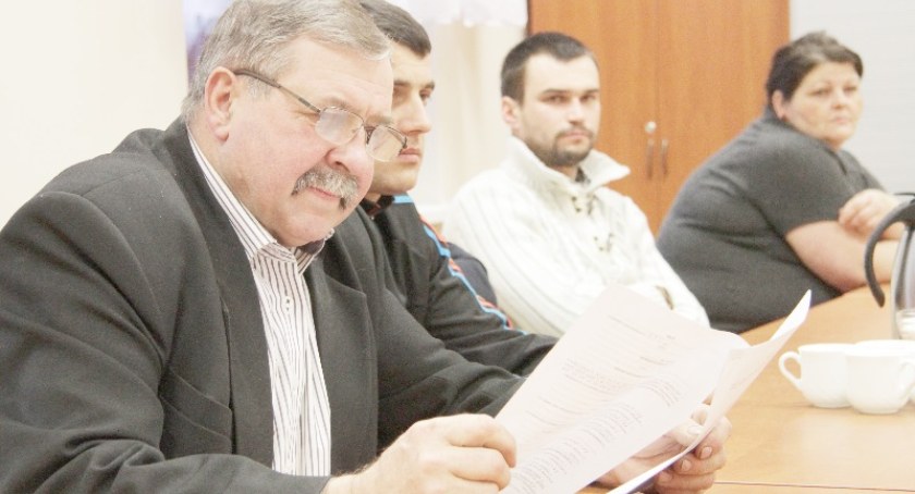 Emil Nowakowski czyta statut fot. Remigiusz Konieczka