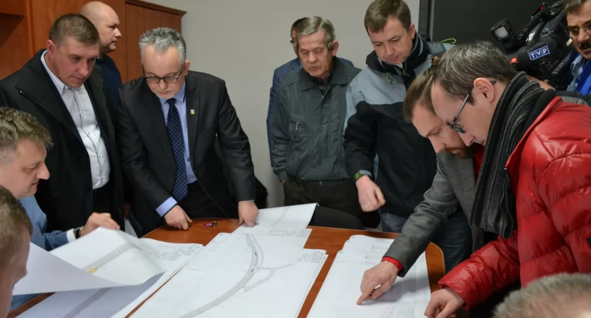 Mieszkańcy gminy Łabiszyn z zainteresowaniem pochylali się nad projektem i sprawdzali, jak wyglądać będzie przebudowana droga wojewódzka fot. Magdalena Kruszka