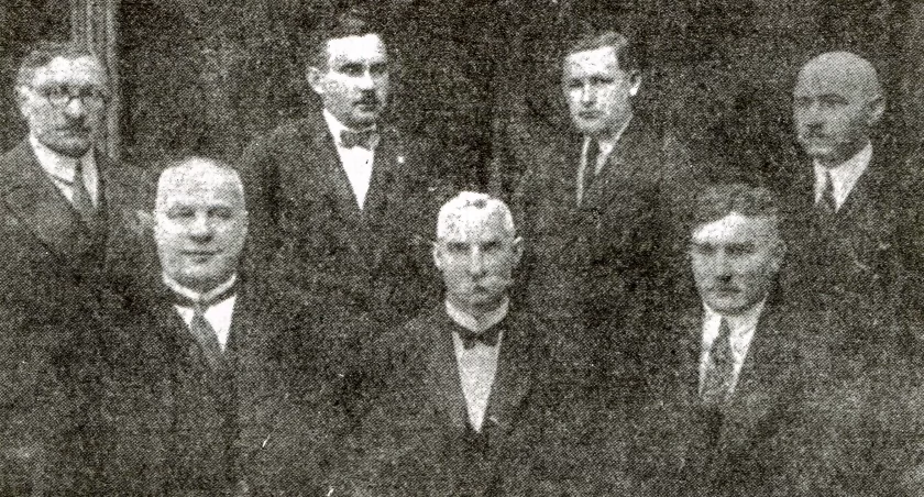 Zarząd Towarzystwa Kupców w Żninie. Stoją w górnym rzędzie od lewej: Władysław Schmidt — zastępca sekretarza, Józef Kopczyński — skarbnik, Jan Wilhelm — sekretarz, Stanisław Jurkiewicz — ławnik. Siedzą (od lewej): Telesfor Kościelecki — wiceprezes, Józef Bukowski — prezes (i burmistrz Znina, ach! ten sumiasty siwy wąs...), Franciszek Czabański — ławnik. Źródło: Jubileuszowy, ilustrowany album, wydany w 1929 roku przez Zarząd Związku Towa¬rzystw Kupieckich w Bydgoszczy, pt.: Związek Towarzystw Ku