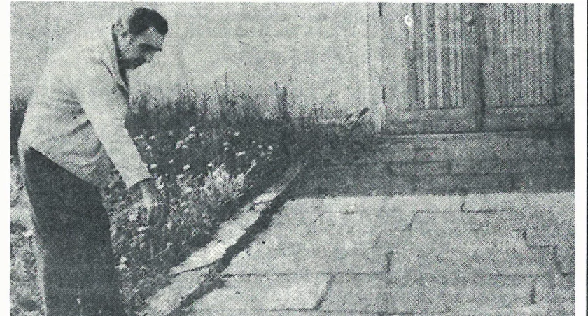 Krystian Bukiewicz wskazuje resztki hebrajskich inskrypcji na chodniku obok kina. Fotografia J. Sowiński; repr. za IKP 31.05.1991