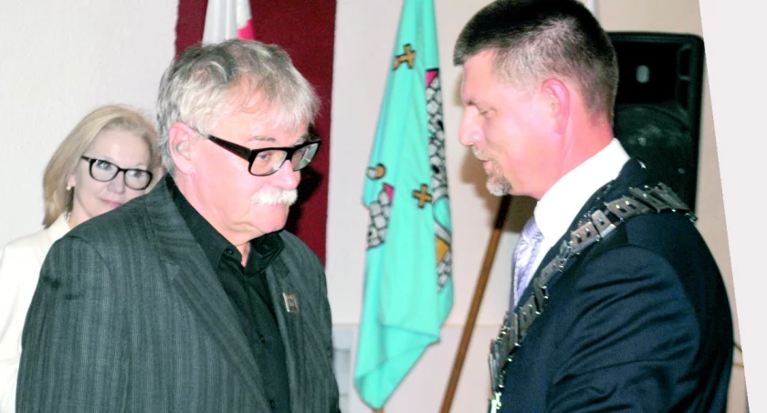  Przewodniczący Rady Miejskiej Grzegorz Koziełek uhonorowuje prof. Janusza Ostoja-Zagórskiego, fot. Karol Gapiński 