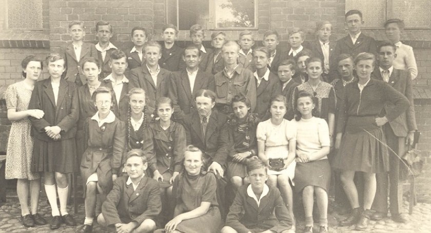 Klasa II przed budynkiem liceum w 1946 roku, fot. z archiwum Huberta Kurczewskiego