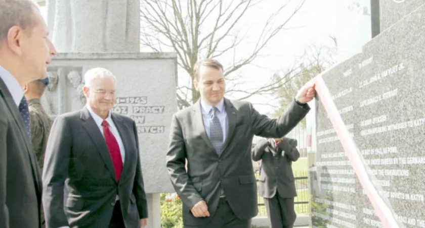 Odsłonięcie tablicy upamiętniającej ppłk. Johna Van Vlieta Jr. i kpt. Donalda B. Stewarta. Odsłonięcia dokonują (od lewej): Andrzej Krzysztof Kunert, sekretarz Rady Ochrony Pamięci Walk i Męczeństwa, syn oficera John Van Vliet III, marszałek Sejmu RP Radosław Sikorski. fot. Remigiusz Konieczka