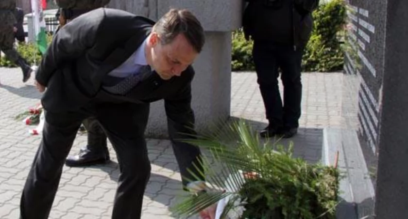 Marszałek Radosław Sikorski składa kwiaty przy tablicy fot. Remigiusz Konieczka