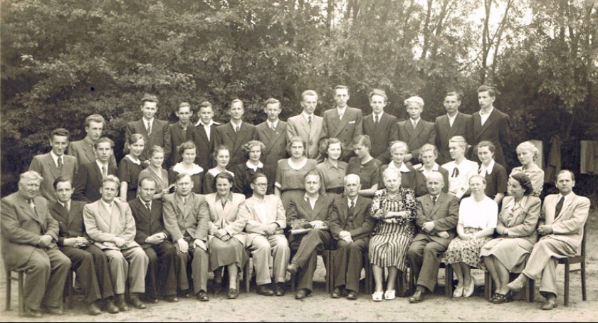 Maturzyści żnińskiego LO z rocznika 1952 wraz z kadrą szkoły - opis w tekście