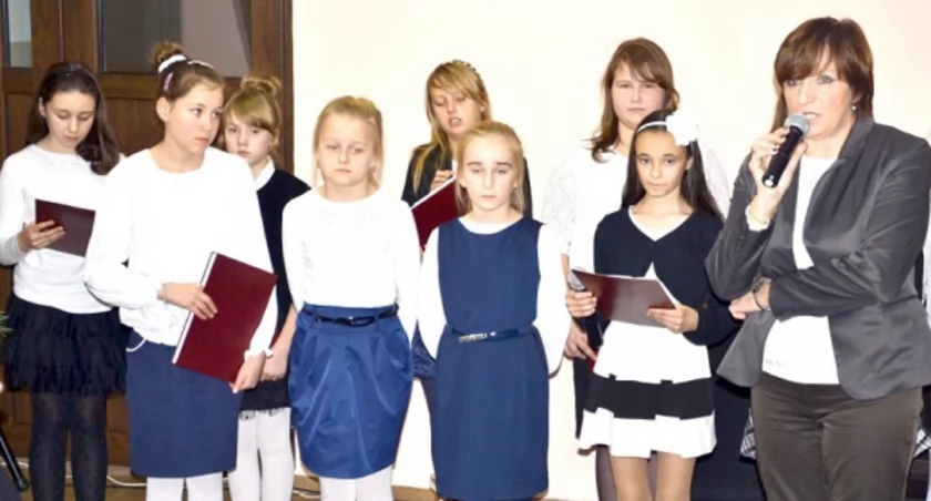 Ewa Leżoń od kilku lat wraz z młodzieżą przygotowuje wieczory wspomnień, podczas których wskrzeszana jest pamięć o znanych mieszkańcach Łabiszyna, fot. Magdalena Kruszka
