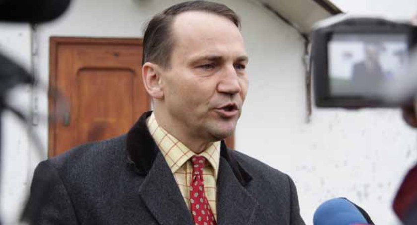 Radosław Sikorski przed lokalem wyborczym w Samoklęskach fot. Remigiusz Konieczka