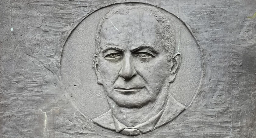 Henryk Golec uwieczniony w brązie przez Zbigniewa Dolskiego na marmurowej tablicy, fot. Dominik Księski, 2023