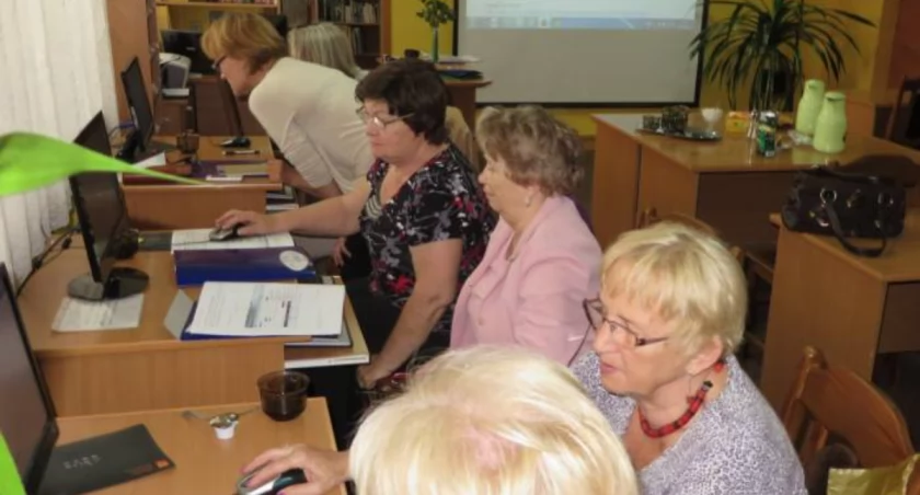  Panie uczyły się zakładania e-konta w oddziale banku i przez Internet fot. Barbara Filipiak