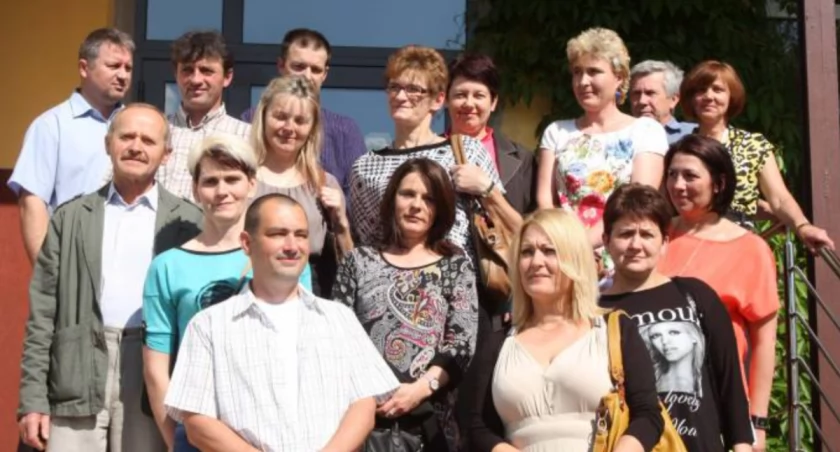 Od lewej stoją Piotr Głąb, Paweł Mazany, Artur Gołębiowski, Krystyna Staniszewska (Derezińska), Ewa Wieczorek, Violetta Wolska (Prus), nauczyciel Zbigniew Korniluk, nauczycielka Bożena Korniluk. Od lewej wychowawca Henryk Winkowski, Renata Pawelska (Stiler), Ilona Smuk (Jasińska), Anna Leszczyńska, Edmund Dudkiewicz, Mirosława Wypijewska (Jagodzińska), Małgorzata Lewandowska, Katarzyna Najzer (Grzegrzółka). Na zdjęciu nie ma Piotra Sobolewskiego i Krzysztofa Mika. fot. Jacek Mielcarzewicz
