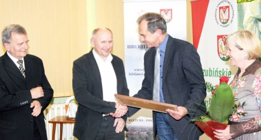 Honorowe wyróżnienie wręczył Markowi Nikodemowi przewodniczący Rady Miejskiej Marek Domżała, Medal im. ks. Jana Kleina - wiceprzewodniczący Andrzej Wrona, a bukiet kwiatów Silvana Oczkowska - radna sejmiku wojewódzkiego fot. Piotr Bembenek