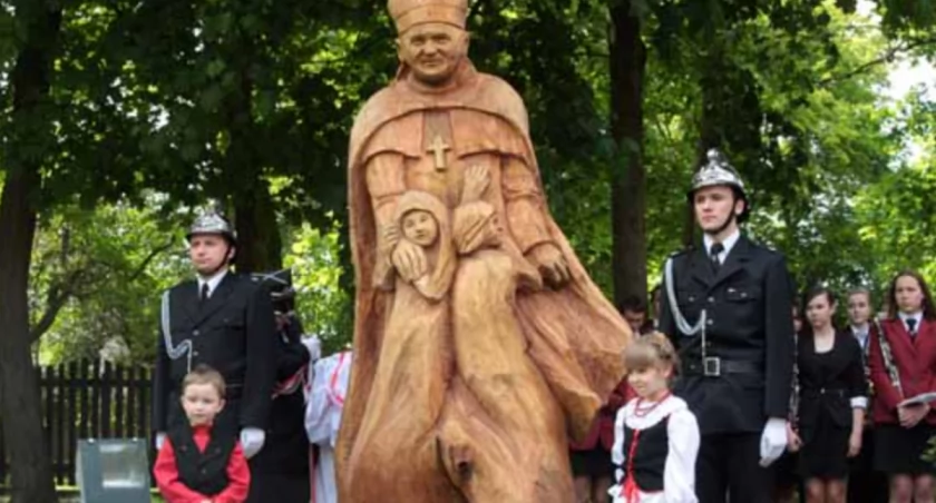 Dzieci z przedszkola w Gąsawie dokonały aktu odsłonięcia rzeźby świętego papieża Jana Pawła II fot. Jacek Mielcarzewicz
