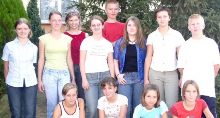 Pierwsza redakcja, stoją od lewej: Sylwia Wróbel, Ewa Wojciechowska, nauczycielka matematyki obecnie wicedyrektor szkoły Agnieszka Kuleta - opiekun gazetki, Edyta Adamarek, Paweł Ostrowski, Marta Raczyńska redaktor naczelny, Aleksandra Boruszewska, Łukasz Ostrowski. Na dole od lewej: Paulina Zmudzińska, Ewa Sypniewska, Adrianna Tomaszewska, Dominika Oblizajek. fot. Rafał Frasz
