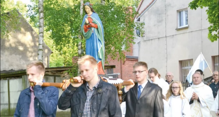 Procesja ruszyła do ogrodu różańcowego ze sztandarami i figurą Matki Bożej na czele fot. Magdalena Kruszka