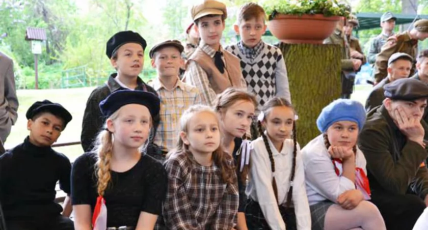 Rekonstrukcje historyczne to nie tylko żołnierze, ale także ludność cywilna w strojach z epoki. Mieszkańcy Łabiszyna, młodsi i starsi są już przygotowani do imprezy, stroje mają gotowe i już teraz chętnie je pokazują. fot. Magdalena Kruszka