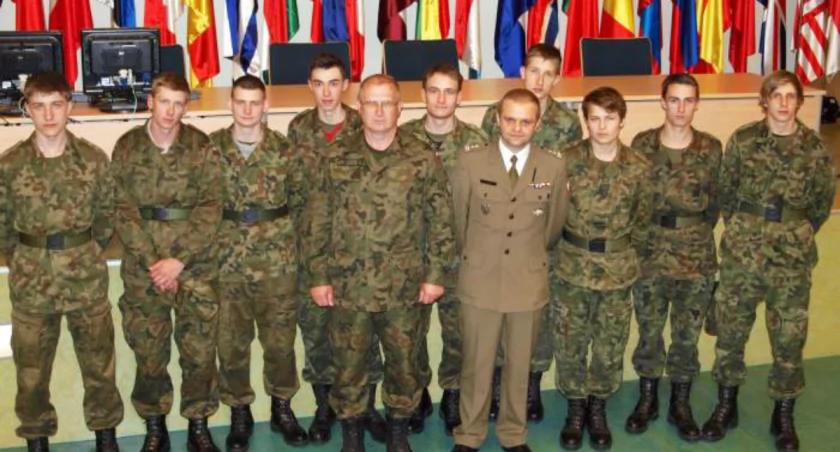 Uczniowie klasy I LO z Zespołu Niepublicznych Szkół w Gąsawie podczas uroczystości związanych z obchodami wstąpienia Polski do NATO. fot. Kazimierz Baciak