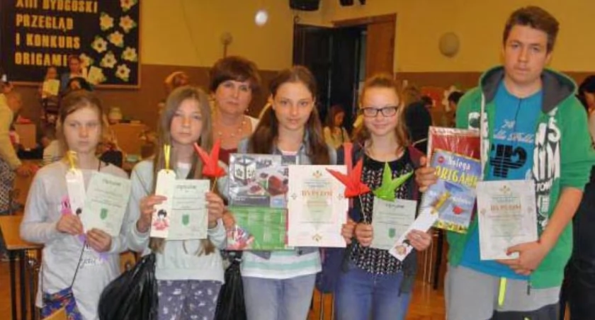 Uczniowie reprezentujący ZPS nr 1 w Żninie z nagrodami zdobytymi podczas konkursu i przeglądu wraz z opiekunką Elżbietą Piechowiak fot. Anna Myszkowska