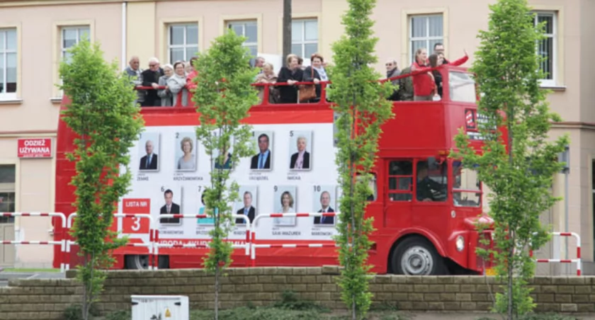 Czerwony autobus SLD fot. Remigiusz Konieczka