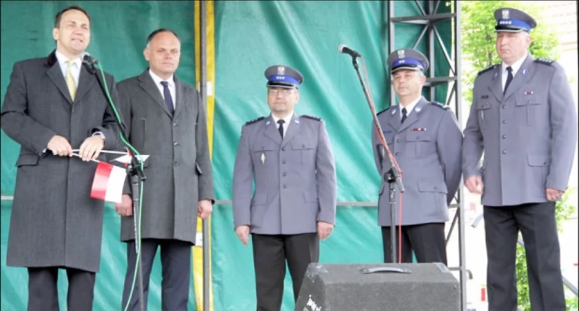 Radosław Sikorski ze sceny ustawionej na Rynku w Szubinie ogłasza, że w 2015 roku na budowę komisariatu w Szubinie ma być przekazane 4,5 mln zł. Obok niego stoją (od lewej) wiceminister spraw wewnętrznych Grzegorz Karpiński, zastępca komendanta Komisariatu Policji w Szubinie kom. Grzegorz Cieślak, zastępca komendanta powiatowego policji w Nakle mł. insp. Marcin Kijak, komendant Komisariatu Policji w Szubinie nadkom. Dariusz Liss. fot. Remigiusz Konieczka