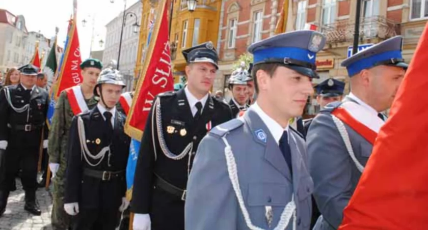 Po mszy poczty sztandarowe i uczestnicy uroczystości przeszli pod pomnik walki i męczeństwa fot. Karol Gapiński