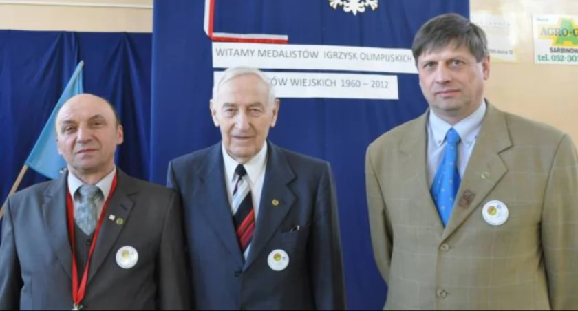 Kolarze Sławomir Prus (z prawej) i Wojciech Weneś (z lewej) ze współtwórcą olimpiad sportowców wiejskich Józefem Szarafińskim fot. Jerzy Krynicki