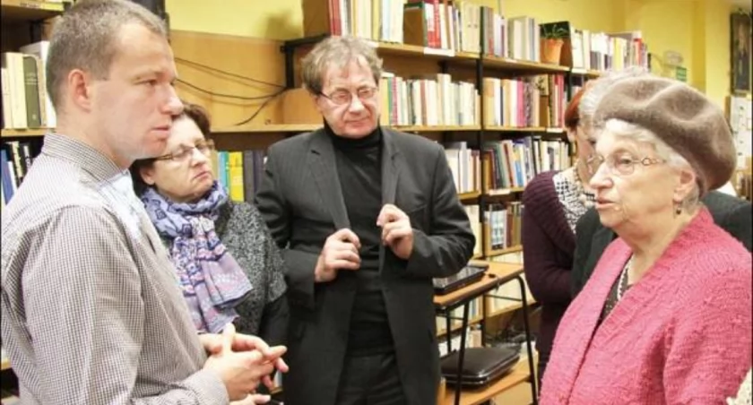 Po wykładzie można było porozmawiać z Mariuszem Winieckim. Zasłyszane historie o obozie i jeńcach opowiedziała mieszkanka Szubina Monika Jarek. fot. Remigiusz Konieczka