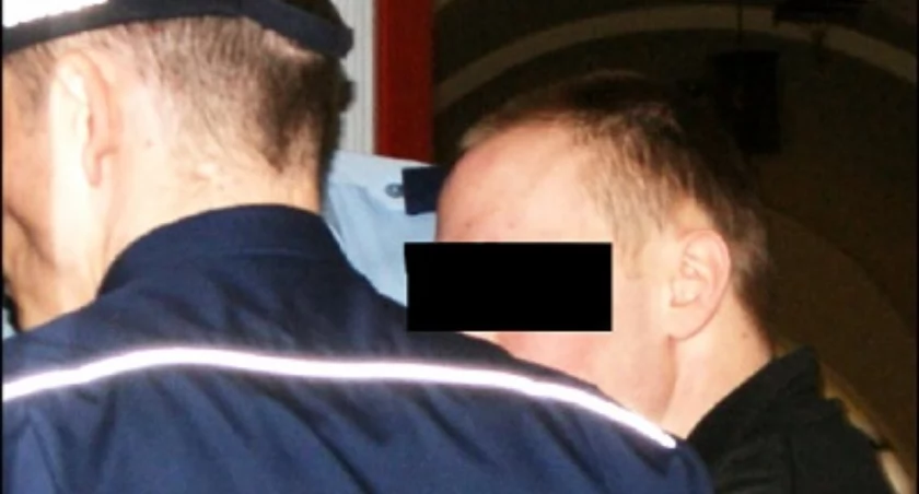 Mariusz S. doprowadzany przez policjantów na rozprawę fot. Arkadiusz Majszak