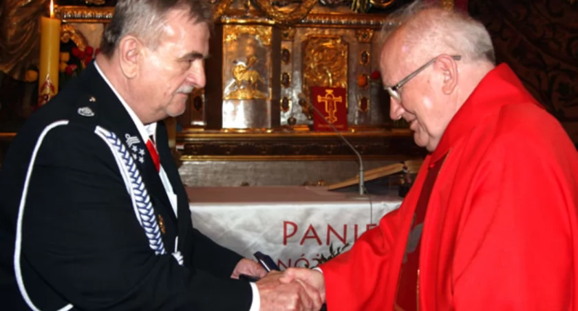 Druh Adam Nowak wręcza honorowy medal ks. Ryszardowi Kwiatkowskiemu fot. Jacek Mielcarzewicz