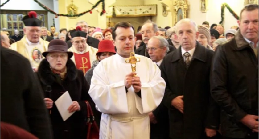 W styczniu nadzwyczajny szafarz komunii świętej Henryk Sowa wniósł do kościoła w Szaradowie relikwie  bł. Jana Pawła II fot. Remigiusz Konieczka