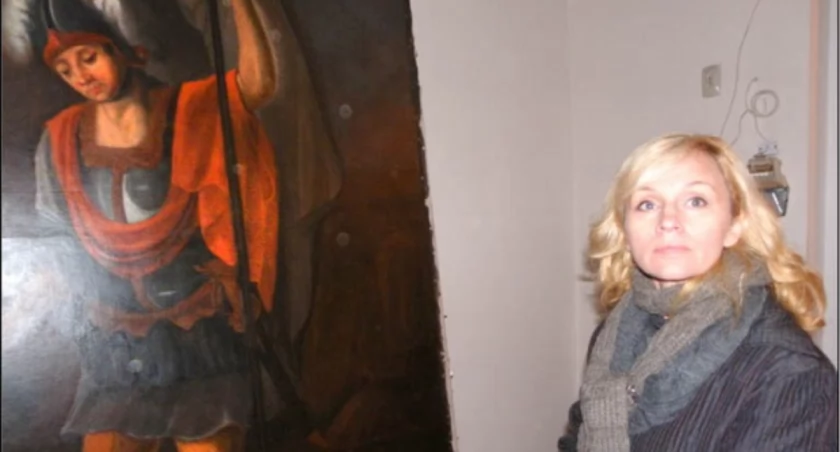 Małgorzata Świtała podczas prac konserwacyjnych bała się przez moment, że po oczyszczeniu zabrudzeń odkryje przedstawienie niekoniecznie związane z postacią św. Floriana. Szybko się jednak okazało, że od samego początku, czyli od 1795 r. na płótnie na pewno znajdowała się postać św. Floriana w stroju legionisty rzymskiego. fot. Karol Gapiński