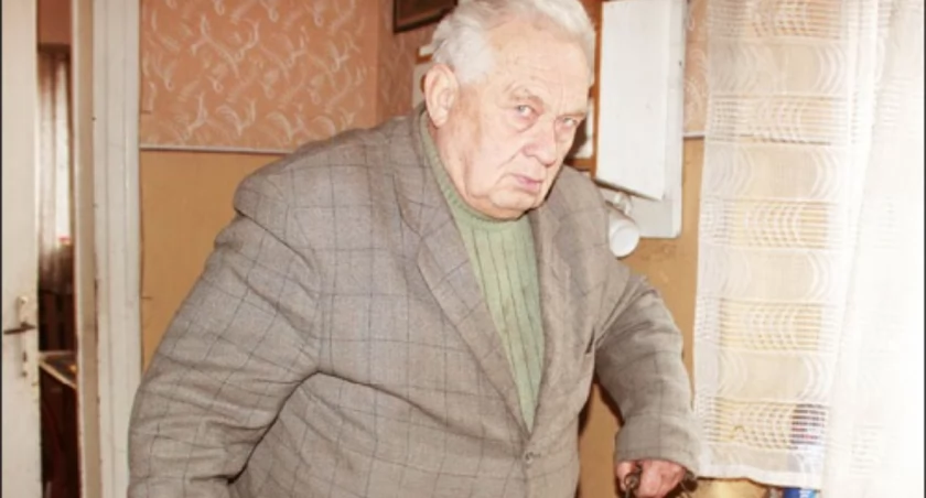 Łukasz Ciemnoczołowski wodę nosi w wiadrach z piwnicy, 16 lat temu zimą woda zamarzła mu w rurach i je rozsadziła, od tego czasu w mieszkaniu wody nie ma, trzeba ją nalewać z kranu znajdującego się w piwnicy tuż za licznikiem fot. Sylwia Wysocka