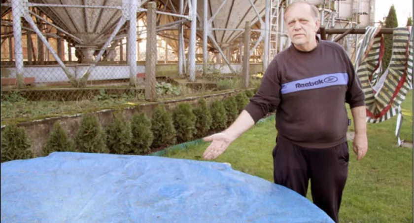 Kazimierz Borowicz pokazuje, jak pył osiada na macie chroniącej dziecięcą trampolinę. Osłona została założona, by zabawka wnuków nie uległa zniszczeniu. fot. Remigiusz Konieczka