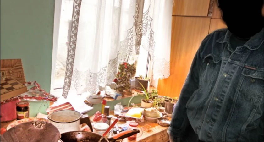 Tadeusz D. nie dysponuje lodówką. Na patelni odsmaża sobie te same wędliny przez kilka dni starając się nie dopuścić, by kiełbasy się zepsuły. Wyjada po kilka plasterków na każdy posiłek.  fot. Karol Gapiński