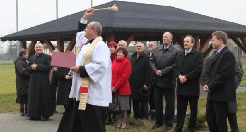 Predyspozycje księdza sprawiły, że woda święcona skropiła nową blachodachówkę chociaż w najniższych partiach dachu fot. Sylwia Wysocka