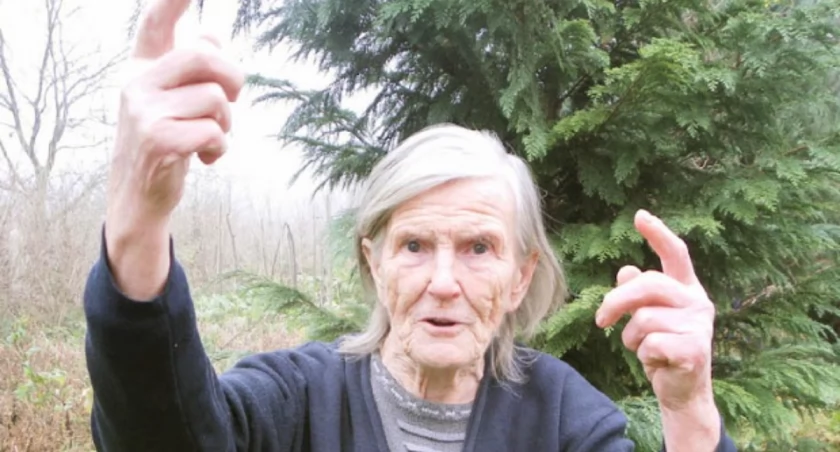 Zdzisława Kaźmierczak na swojej posesji, a zwłaszcza w mieszkaniu, słyszy hałas i buczenie. Komisja łączona z kilku żnińskich urzędów niczego jednak w poniedziałek nie stwierdziła. fot. Karol Gapiński