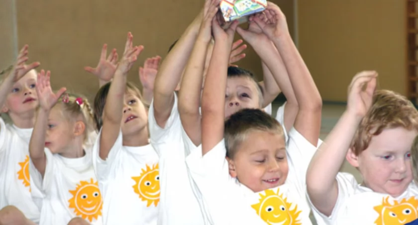 Na zdjęciu zdobywcy pierwszego miejsca - drużyna z Oddziału Przedszkolnego w Szelejewie w konkurencji podaj paczkę fot. Jacek Mielcarzewicz