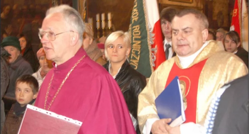 Proboszcza ks. Piotra Gogolewskiego do gąsawskiej świątyni wprowadził dziekan dekanatu żnińskiego ks. Tadeusz Nowak  fot. Jacek Mielcarzewicz