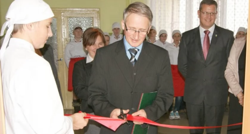 Leszek Kowalski, dyrektor Zespołu Szkół Ponadgimnazjalnych w Żninie, przecina wstęgę podczas otwarcia pracowni gastronomicznej  fot. Arkadiusz Majszak