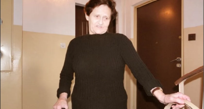Krystyna Maćkowska pod koniec marca zwróciła się do Spółdzielni Mieszkaniowej, by założona została poręcz przy wejściu na klatkę schodową bloku przy ul. Żytniej 2/1 w Żninie fot. Karol Gapiński