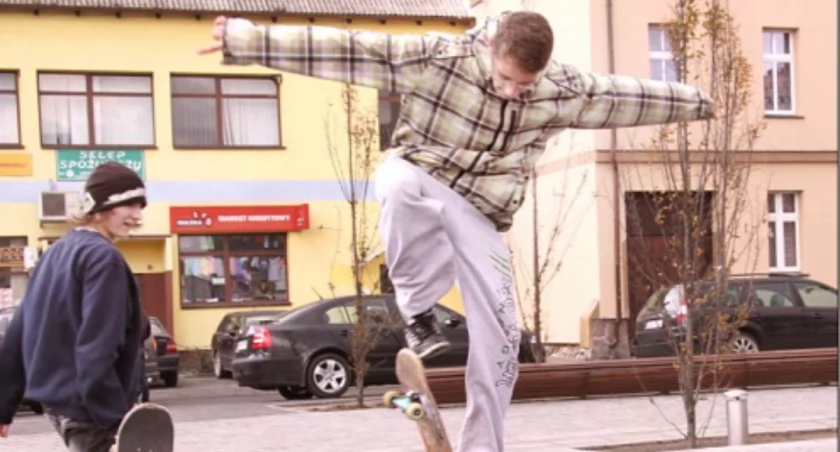 Akcja zbierania podpisów pod wnioskiem o budowę skate-parku połączona była z pokazem umiejętności jazdy na deskorolkach fot. Remigiusz Konieczka
