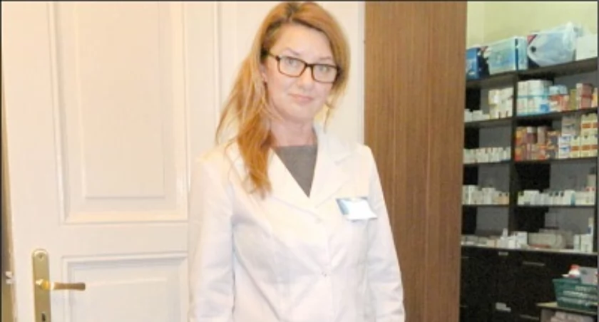 Izabela Pilarska, właścicielka apteki św. Kosmy i Damiana na ul. Śniadeckich w Żninie podkreśla, że noszenie choćby trzykilogramowych opakowań z pieluchami aż na parking nad Gąsawką stanowi dla niektórych osób duże obciążenie. Dlatego w sprawie przywrócenia parkingu przed kościołem mariackim wysłała pismo do Rady Powiatu i Rady Miejskiej w Żninie, do wydziału zdrowia w Starostwie Powiatowym w Żninie i do burmistrza miasta.  fot. Karol Gapiński