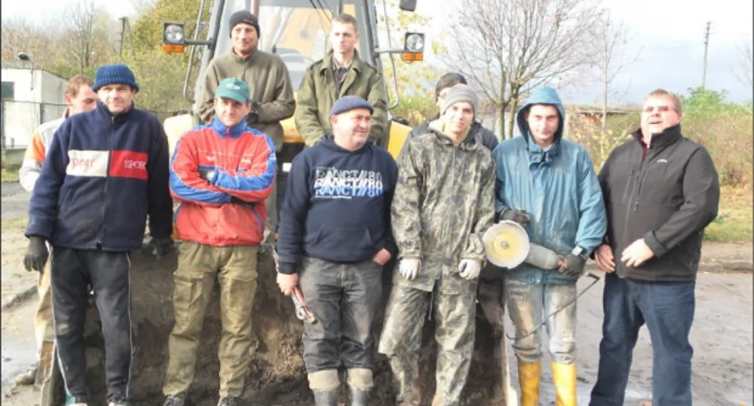 Wykonawcy nowego wodociągu Brzyskorzystewka tuż przed odbiorem inwestycji fot. Karol Gapiński
