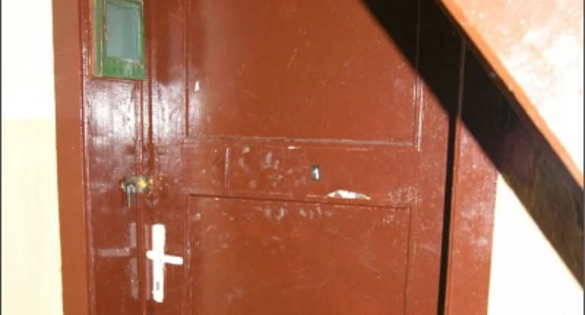 Mieszkanie przy placu Działowym w Żninie, w którym do niedawna mieszkał Piotr J., owiane jest złą sławą. W grudniu zeszłego roku została tu skatowana mieszkanka Żnina, w niedzielę 28 października w tym samym mieszkaniu zamordowano inną kobietę. fot. Arkadiusz Majszak