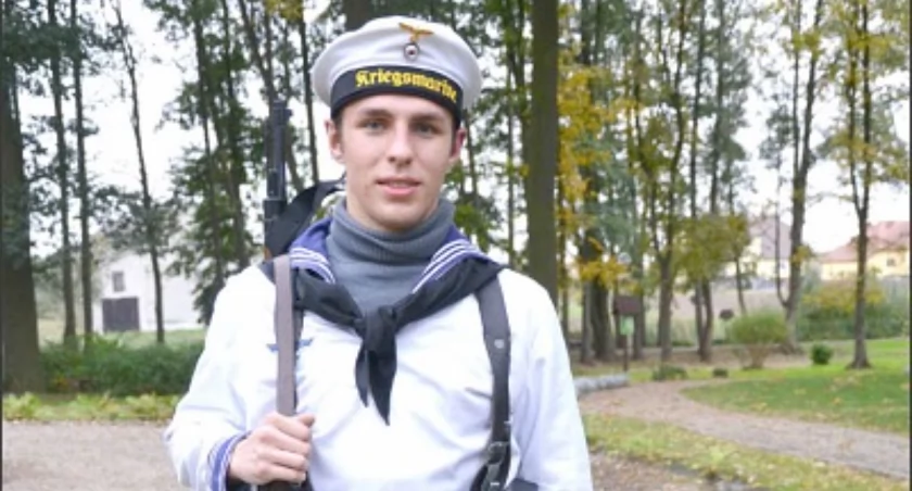 Sebastian Świętek w mundurze marynarki niemieckiej z okresu II wojny światowej  fot. Magdalena Kruszka